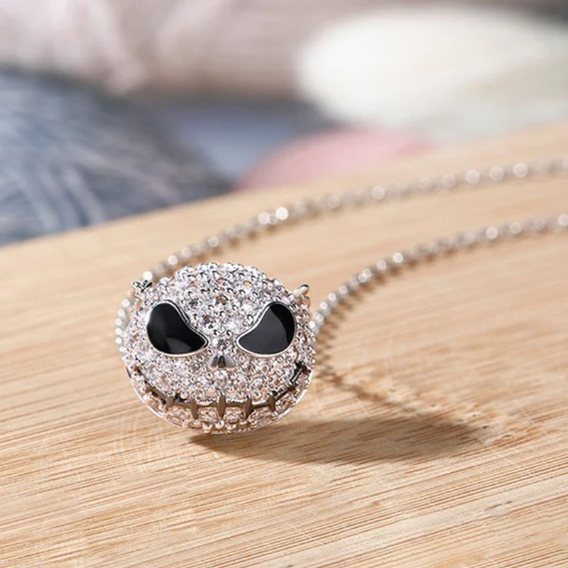 Цепочка с подвеской и серьги-гвоздики в виде черепа