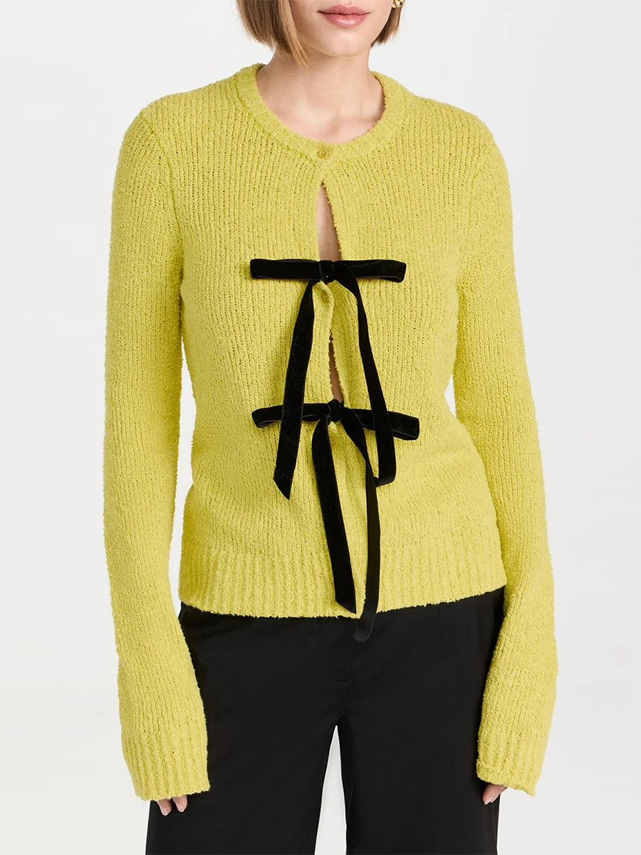 Женский вязаный кардиган контрастного цвета с бантом и шнуровкой на пуговицах