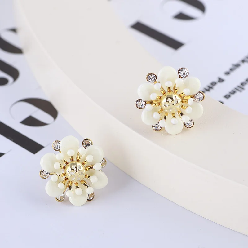 

Простые милые серьги-гвоздики с инкрустированными сверкающими бриллиантами круглыми белыми цветами
