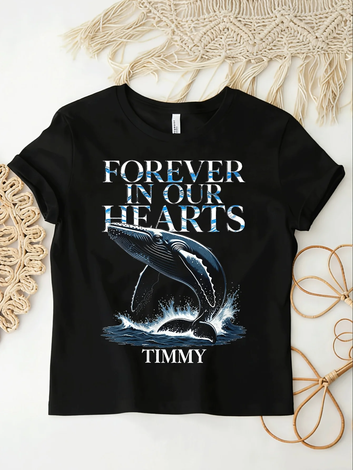 Фото Футболка унисекс Damen Timmy Wal Ostsee Buckelwal Team Hope Free In Our Hearts 2026 с вырезом для мужчин и женщин №1