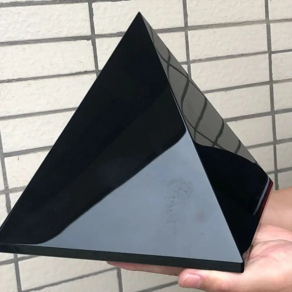 

Пирамида из обсидиана для гостиной