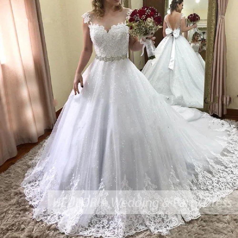 Женское свадебное платье с открытыми плечами белое кружевное вышивкой и бисером