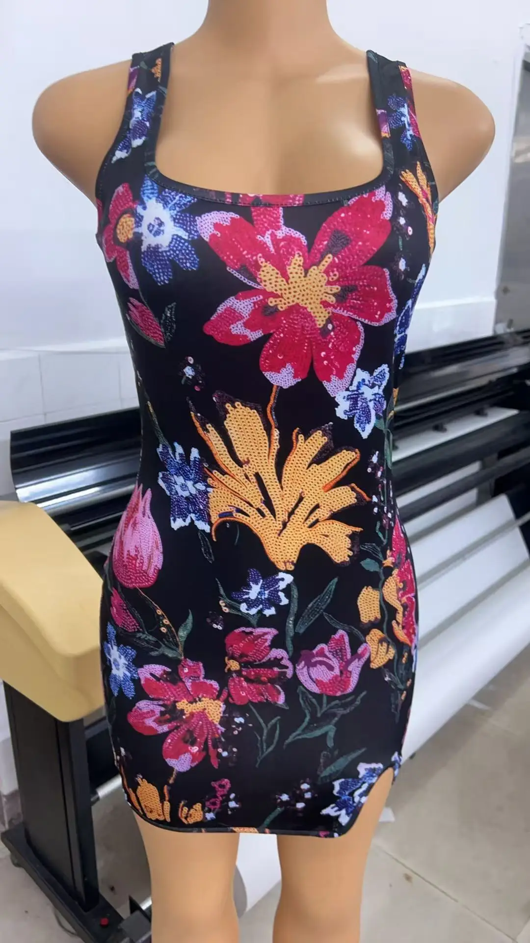 Фото Стильное женское мини-платье Bodycon с цветочным принтом 2026, без рукавов, с квадратным вырезом, с боковым разрезом, для клуба и летних вечеринок №4