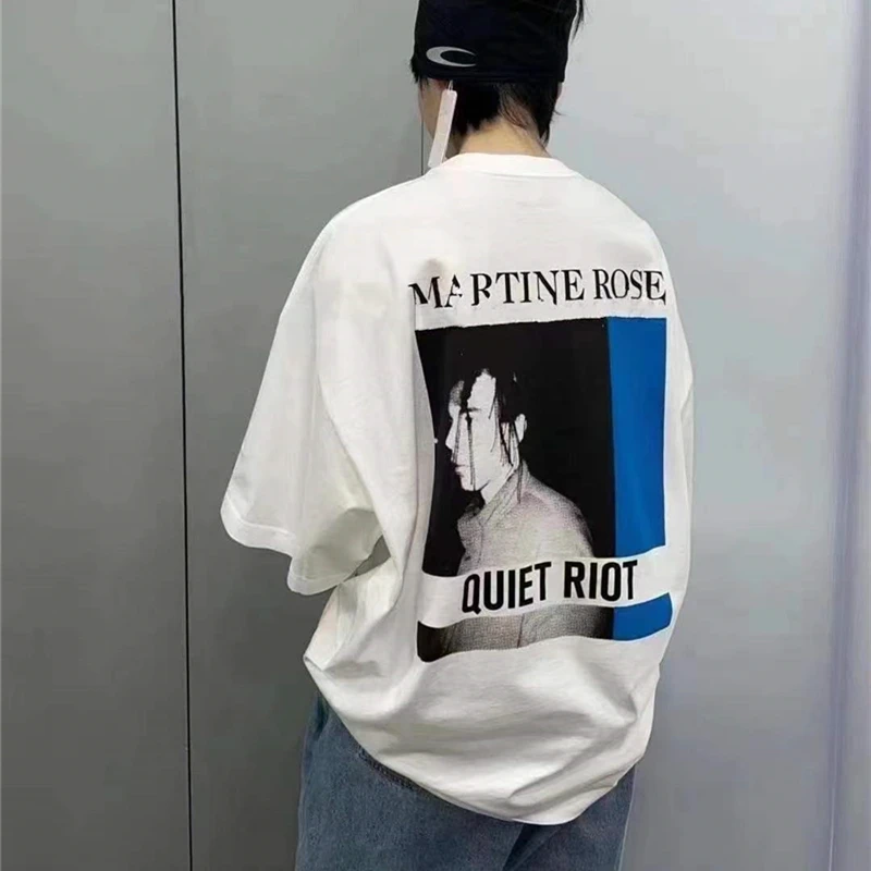 

Hip Hop Streetwear Men Women Martine Rose T-shirt Male Portrait QUIET RIOT Letter Print Harajuku Summer Short Sleeve Tops Tee