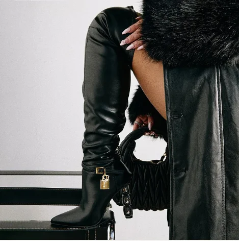 Черные Сапоги выше колена с застежкой на прозрачном каблуке острым носком