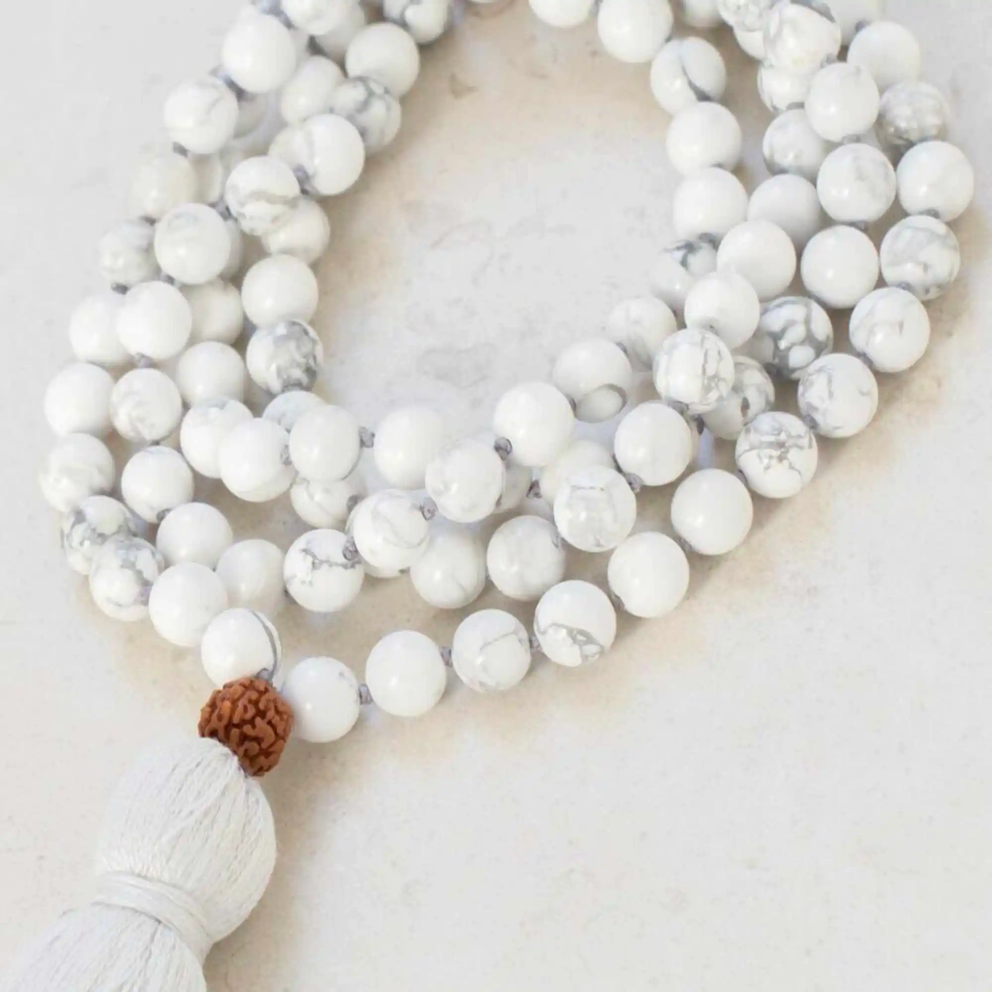 Натуральная белая круглая коричневая рудракша 8 мм 108 ожерелье с узелком дневное