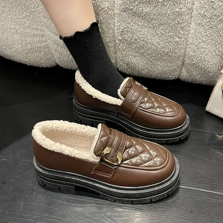 

Универсальные женские туфли дерби с круглым носком, осенние женские повседневные кроссовки с мехом, кожаные новые осенние слипоны в стиле п...