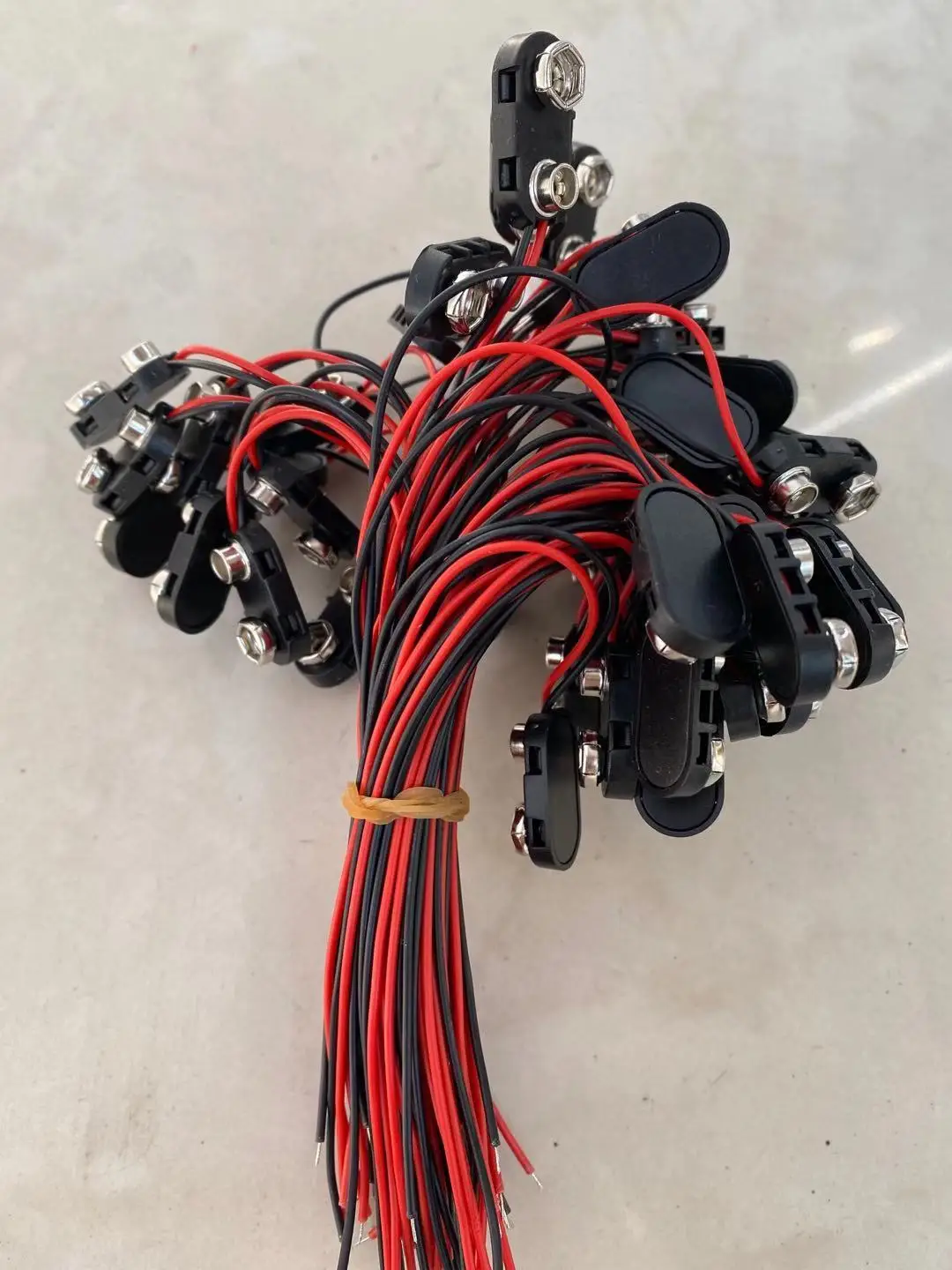 

100pc 9V Battery Snap Connector on Strap Clip 9 Volt I Type Hard Shell Buckle Holder 15cm Lead Wire Battery Snap Cable Connector