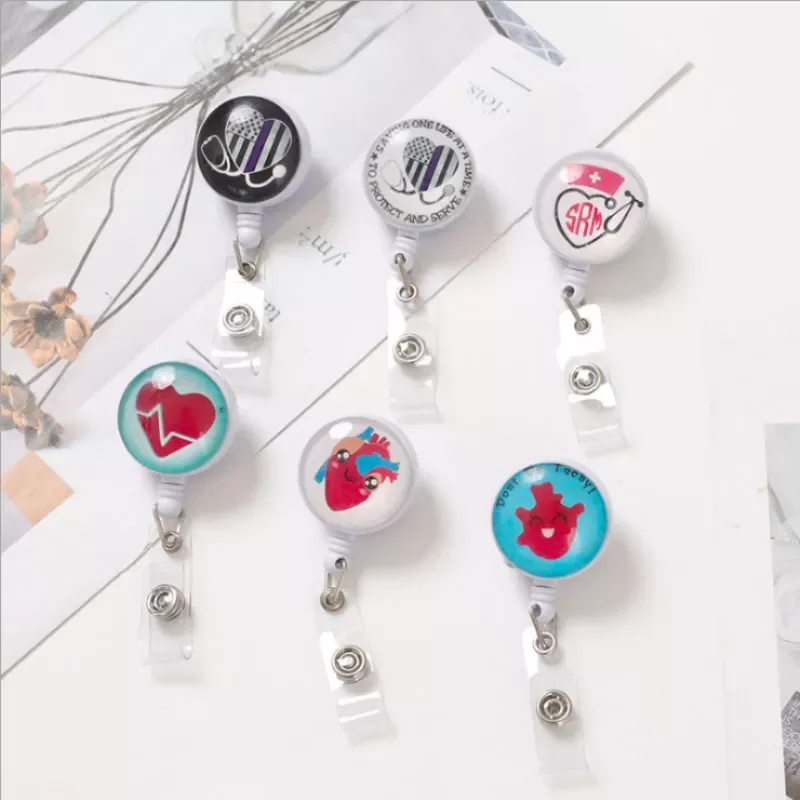 

Рождественский бейдж с Санта-Клаусом и оленем, выдвижная катушка для именного значка, держатель для удостоверения личности, рабочая карточ...