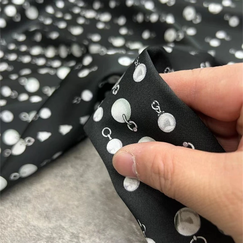 Модная новинка Европейский чёрный низ жемчужный кулон принт саржевая шелковая