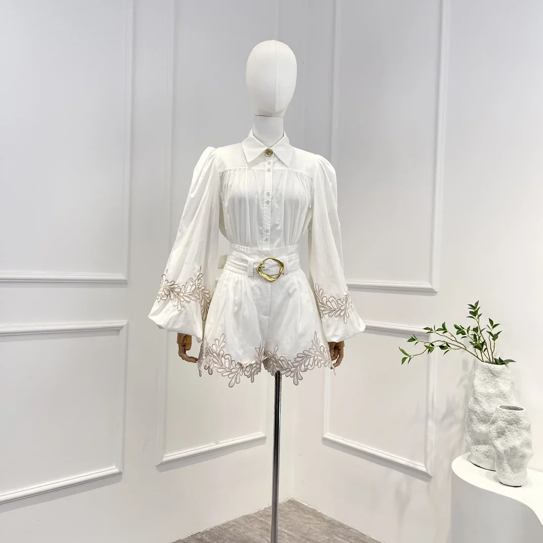 Женский офисный костюм белая однотонная блузка с длинным рукавом и шорты