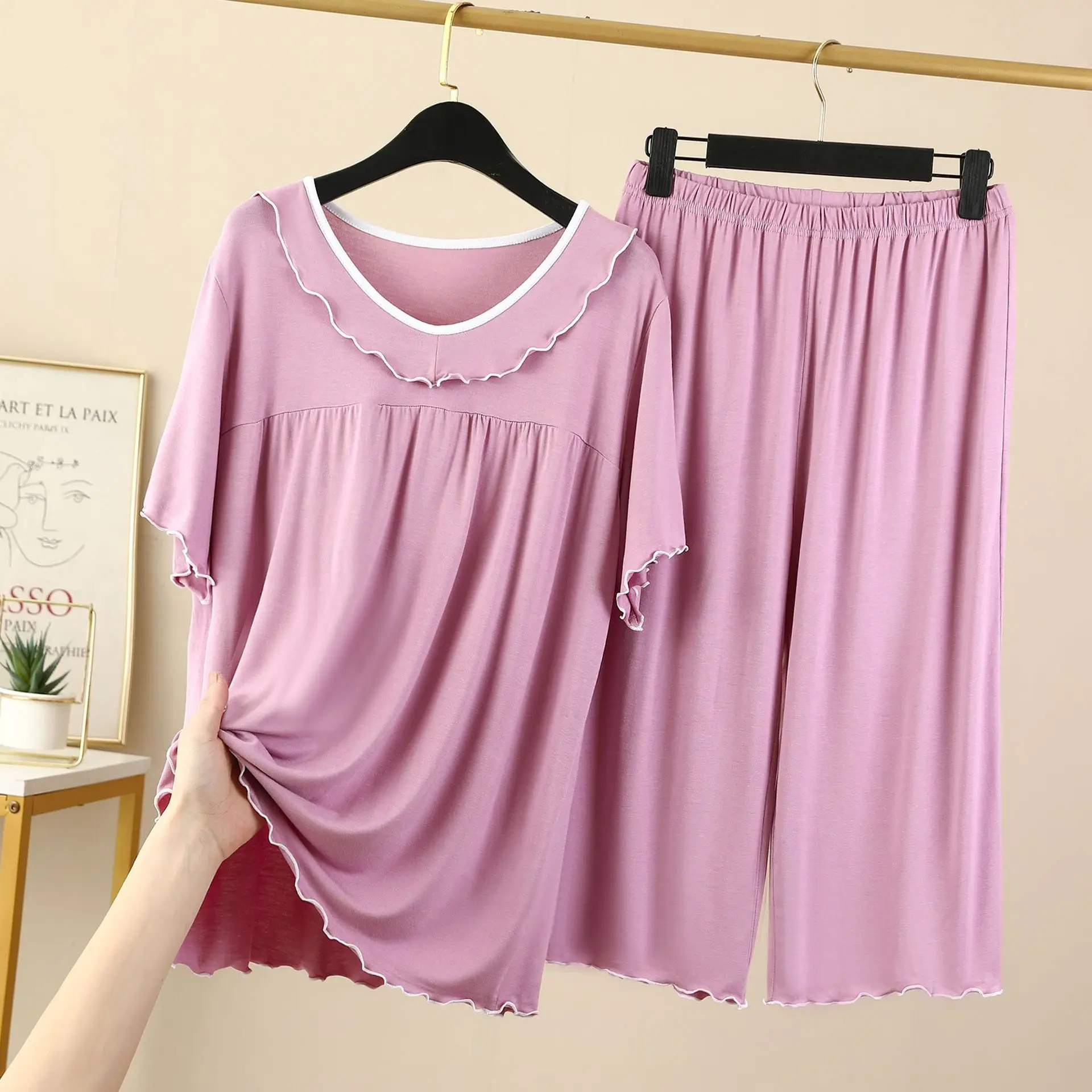 Пижамный комплект женский с V-образным вырезом из брюк-капри коротким рукавом