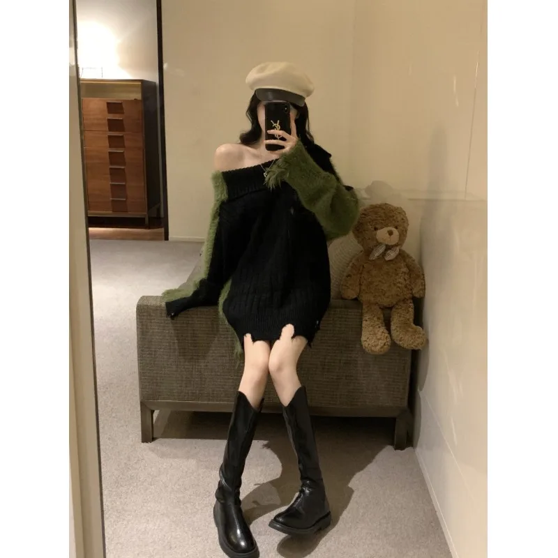  Дизайнерский свитер с косым воротником и открытыми плечами контрастного цвета