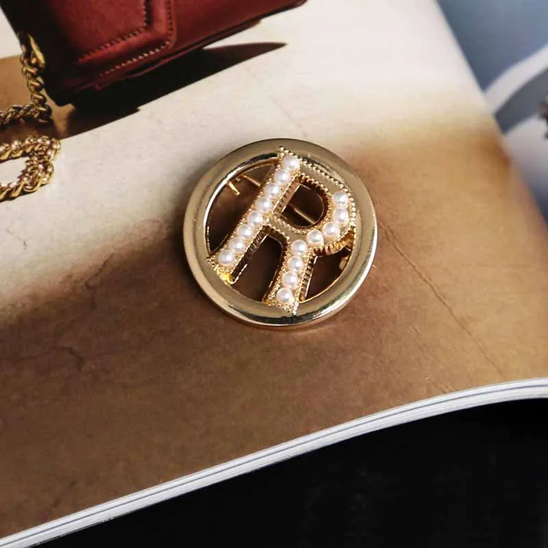 Женская брошь в стиле ретро с жемчугом