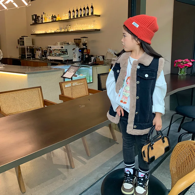 

Модный пушистый джинсовый жилет для девочек Мила Чоу, зима 2022, утепленная теплая куртка без рукавов с отложным воротником, детская одежда