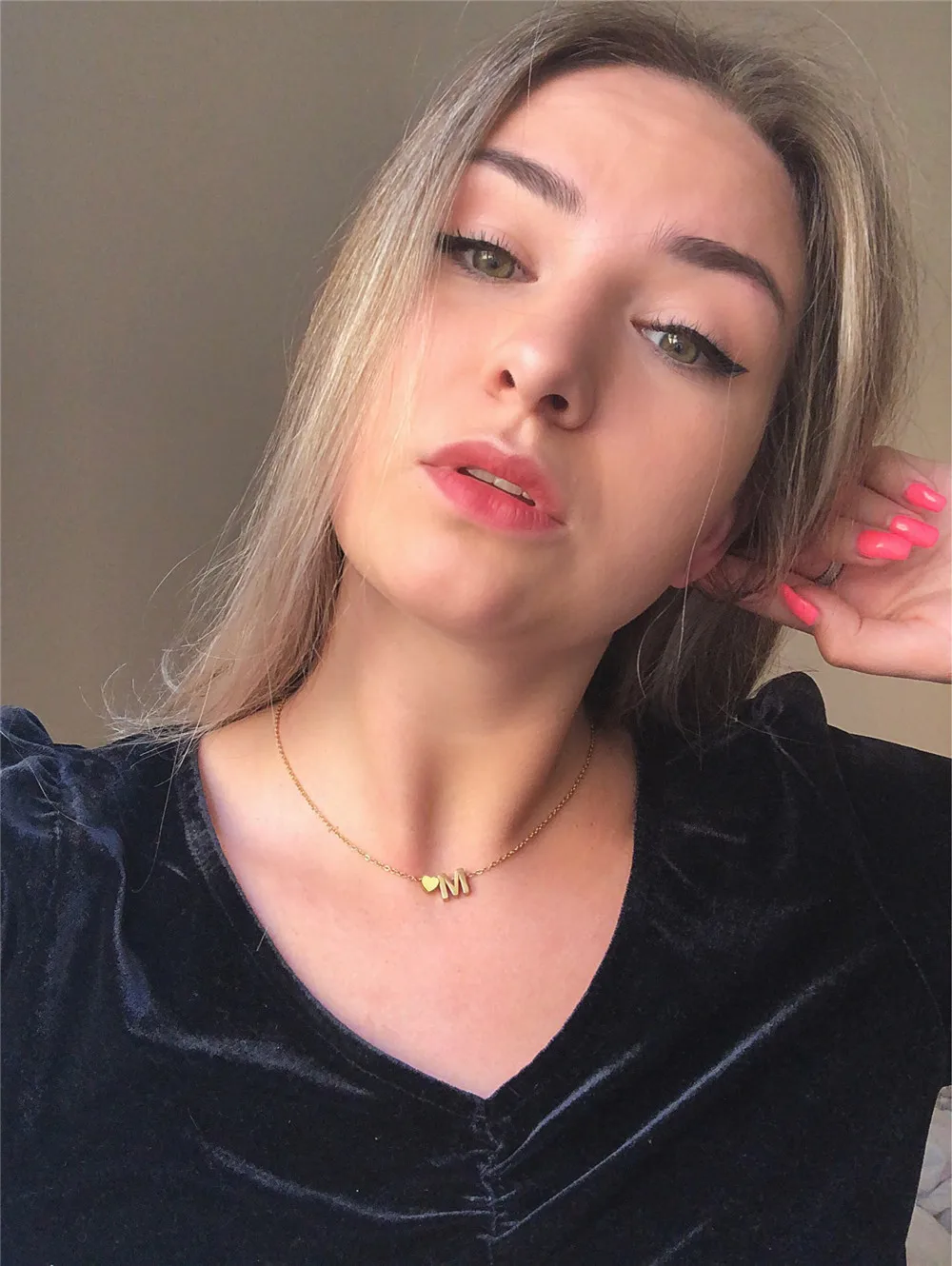 Ожерелье с изящными инициалами в виде крошечного сердца для женщин золотистого и