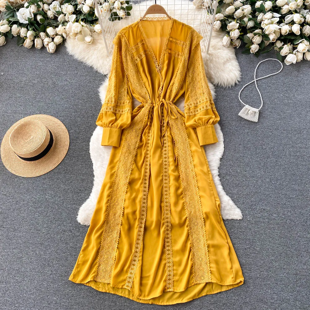 

Женское платье с v-образным вырезом и поясом на весну и осень