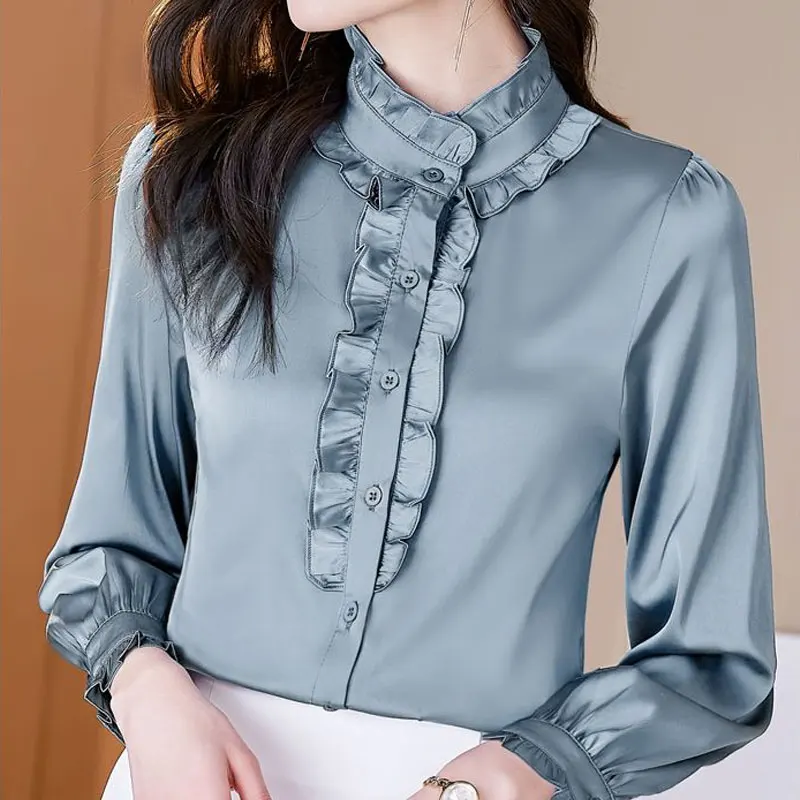 Женская однотонная блузка с воротником-стойкой и оборками на весну осень