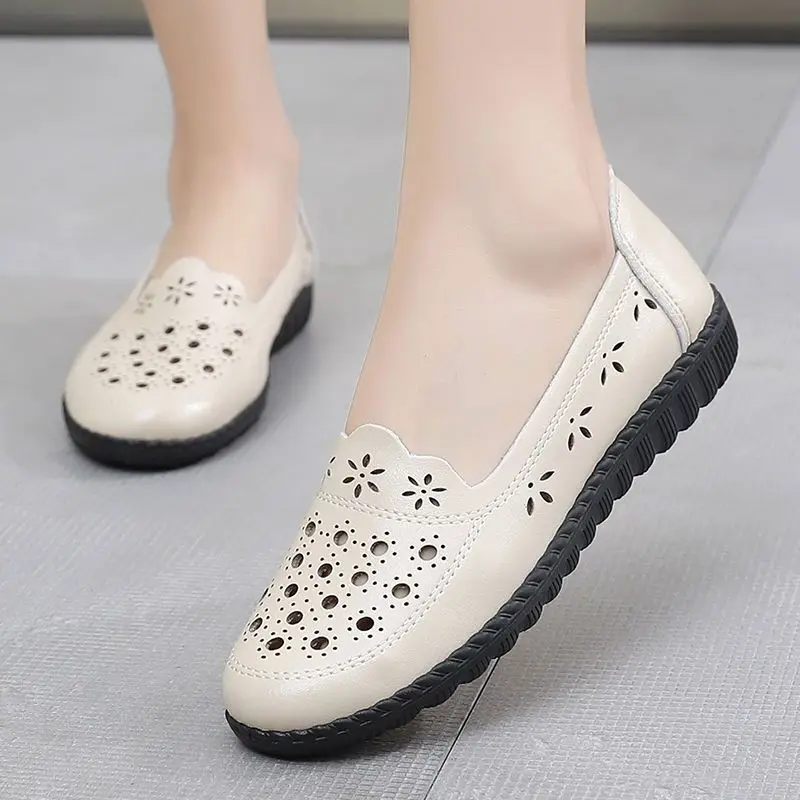 Summer New Women Comfortable Flat Shoes Female Hollow Breathable Leather Loafers Non-sllip Mom Walking Shoes Soft Ladies Flats