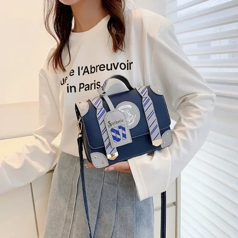 Сумка-мессенджер в британском стиле