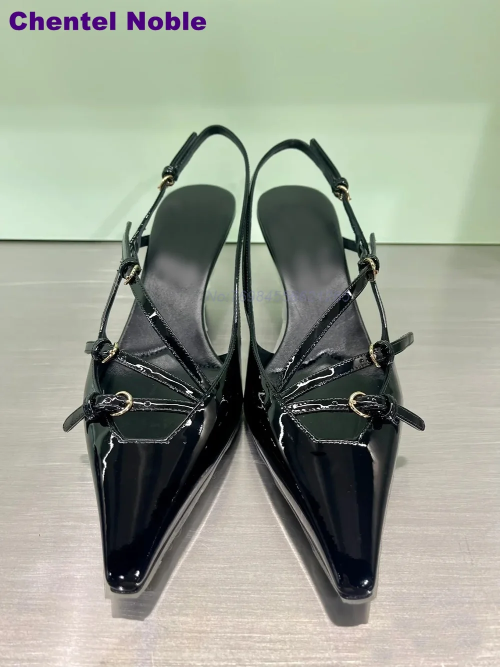 Туфли-лодочки женские на ремешках с острым носком из натуральной кожи