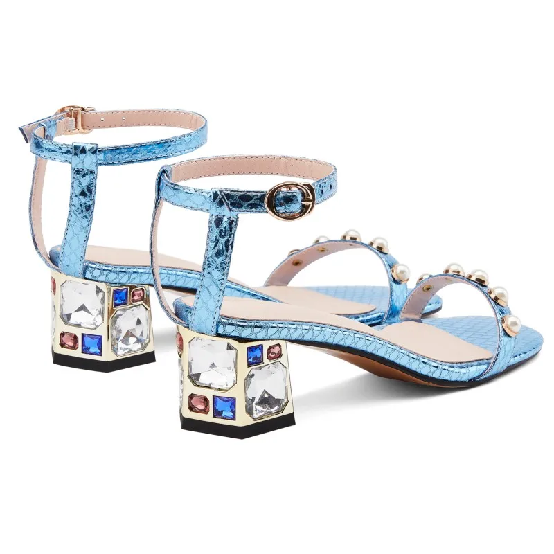 

Хит продаж, женские сандалии на каблуке с кристаллами, модные комбинированные кожаные сандалии с жемчужным декором и тонкими ремешками, летняя женская классическая офисная обувь