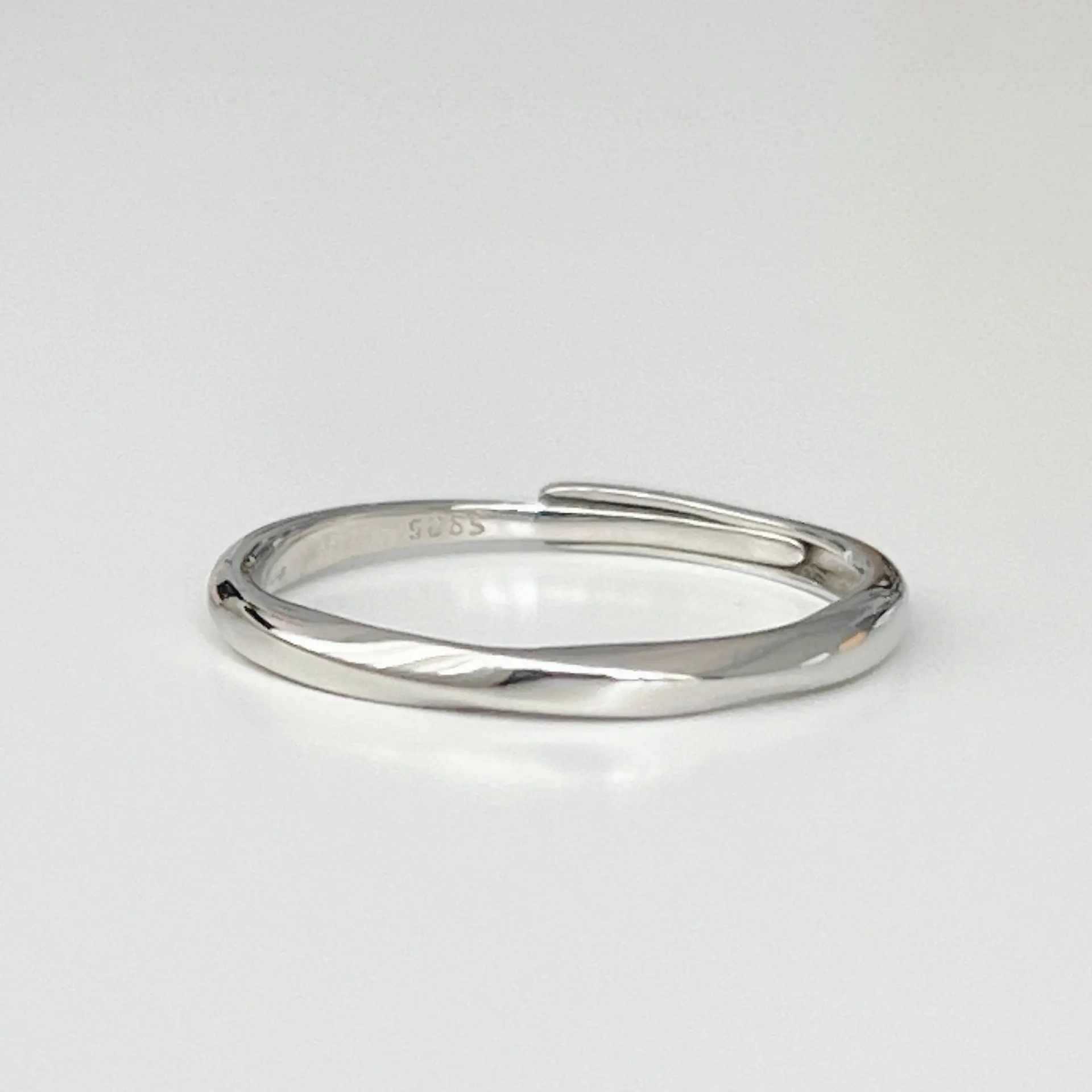 Кольцо женское из серебра 925 пробы с регулируемым размером на палец