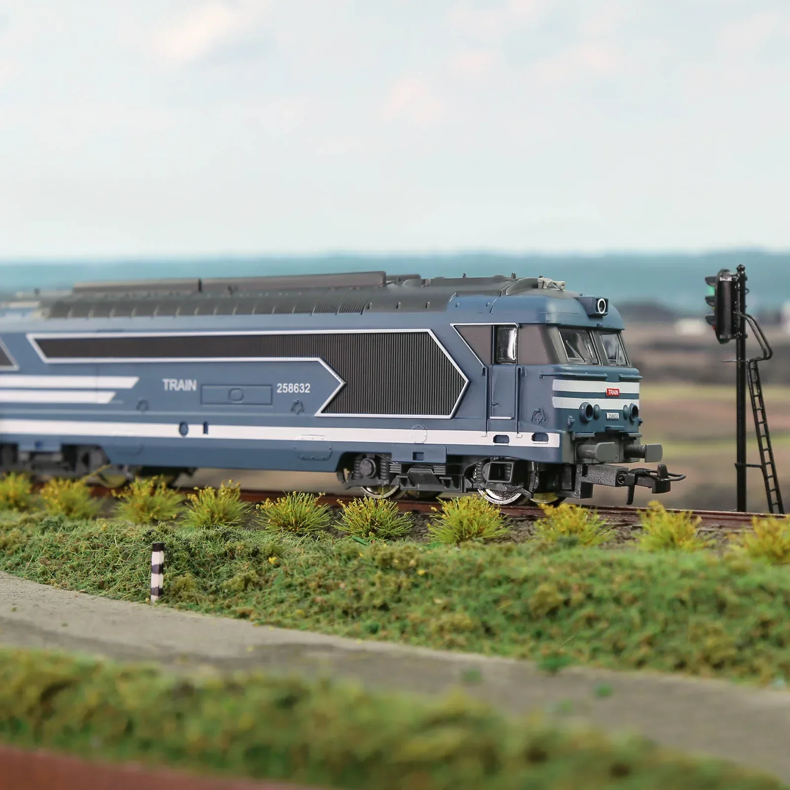 Модель локомотива в европейском стиле HCT8702B