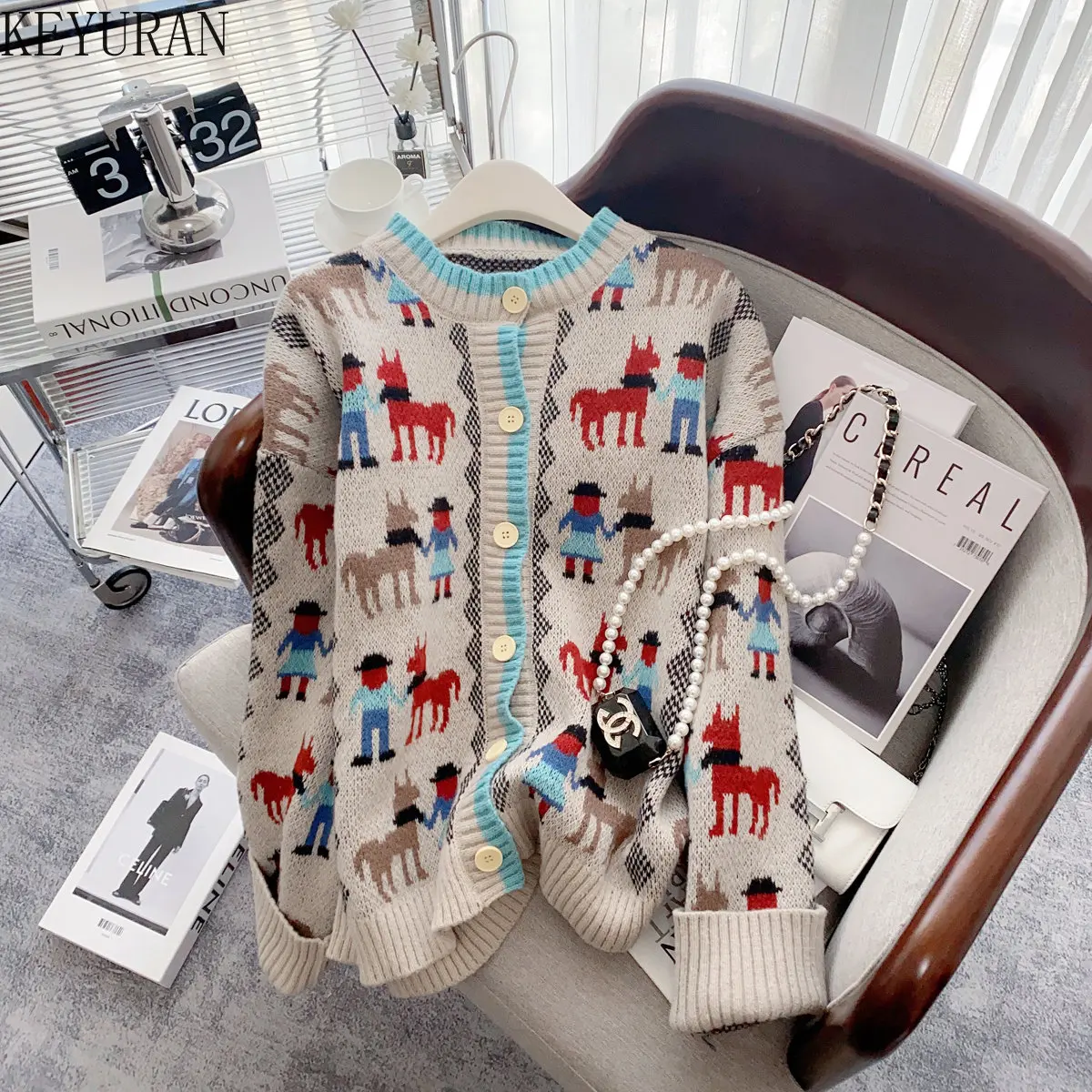 

Женский трикотажный жаккардовый кардиган оверсайз с круглым вырезом и длинным рукавом