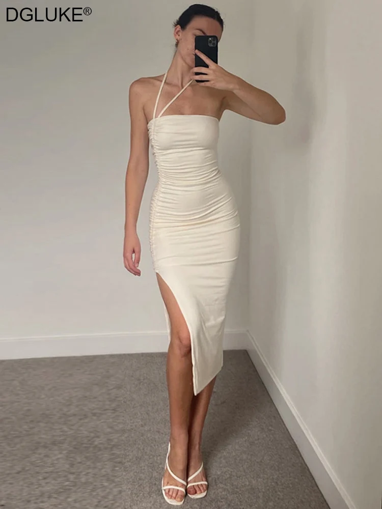 Облегающее платье с лямкой на шее и рюшами соблазнительное обтягивающее миди