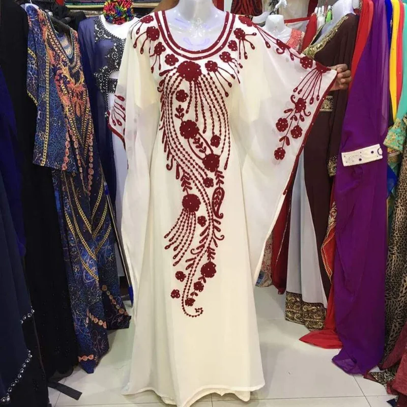 White Georgette Dubai Kaftan Round Neck Elegant Red Decal Abaya 3/4 Sleeve Kaftan Dress
