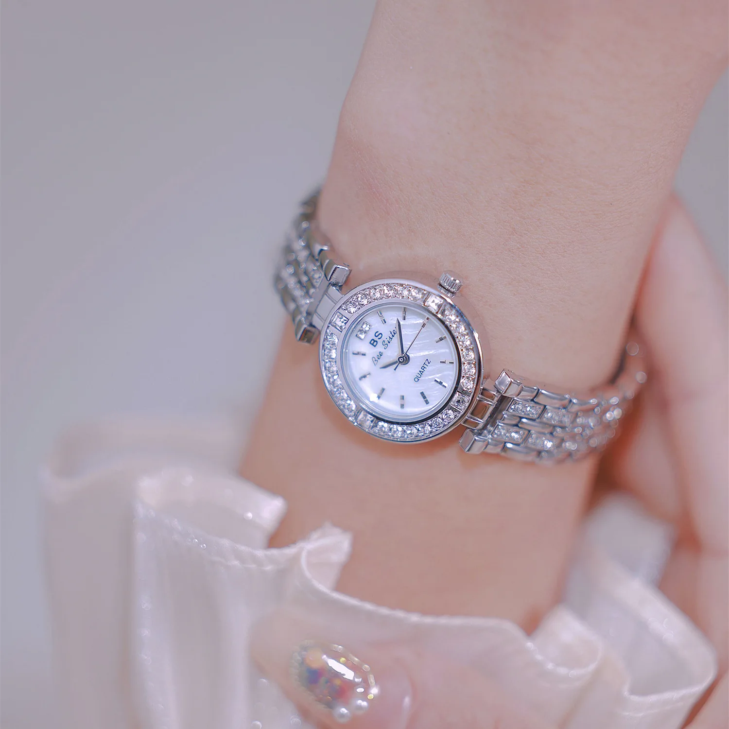 Женские кварцевые часы со стразами и циферблатом в японском стиле