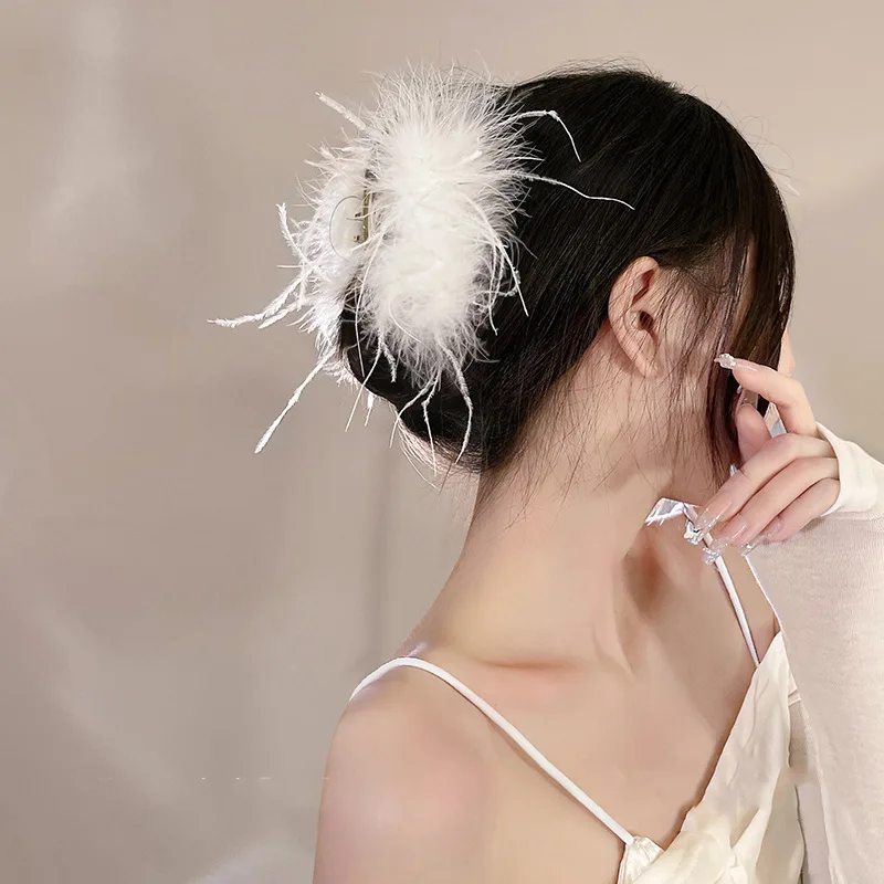 Купи New Womens Fashion Black White Feather Head Clip Acrylic Hair Clip Temperament Headwear Wedding Accessories Jewelry за 115 рублей в магазине AliExpress