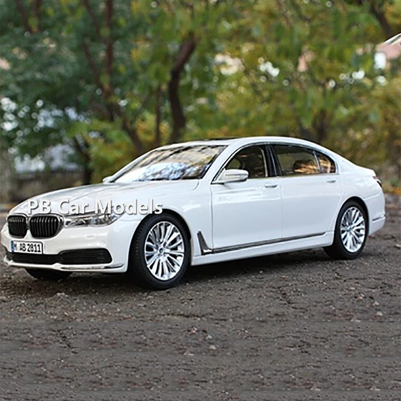 Дешево Оригинальная модель автомобиля 1:18 750Li, роскошная модель 7 серии, Коллекционная модель автомобиля из сплава, игрушки для мальчиков