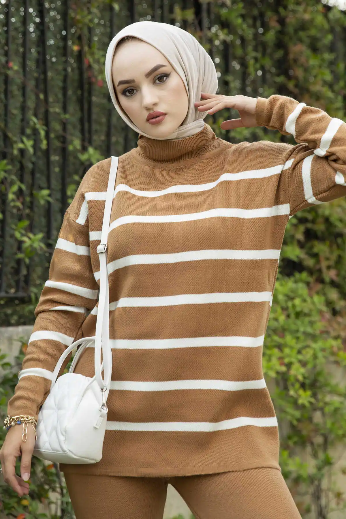 Трикотаж в полоску двойной костюм верблюжьей расцветки