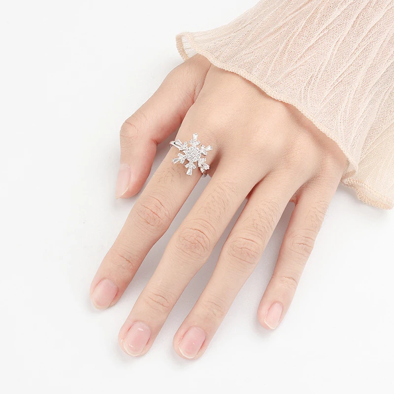 Fashion Personality Rotatable Snowflake Rings For Women Shiny Micro Crystal Paved Relaxing Fascinating Jewelry Snow Festival