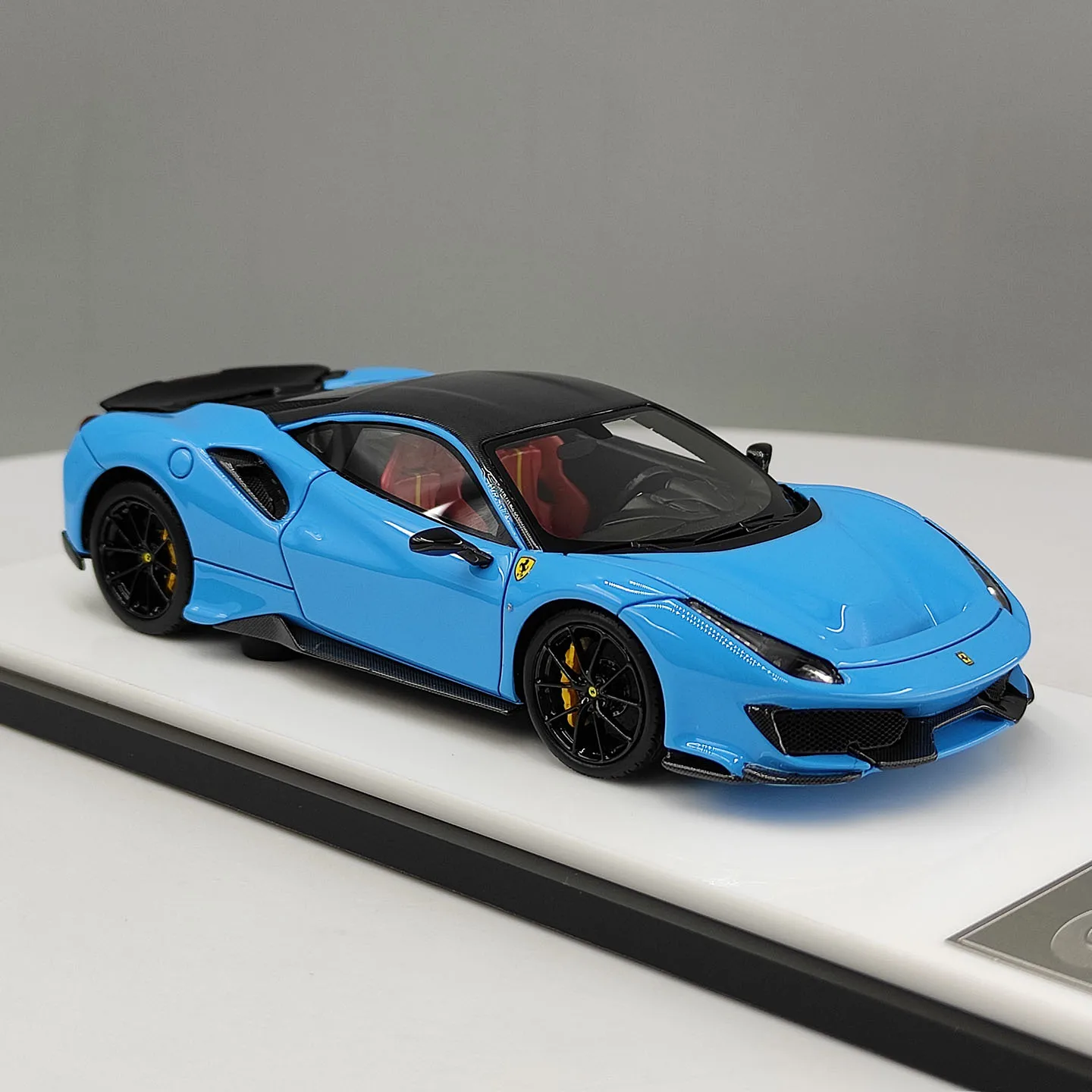 Фото Модель автомобиля JCM 1:43, синий суперкар Ferrari 488 из смолы, классические игрушечные машины, ностальгия, подарки для взрослых, сувенир, статичная модель для демонстрации. №1