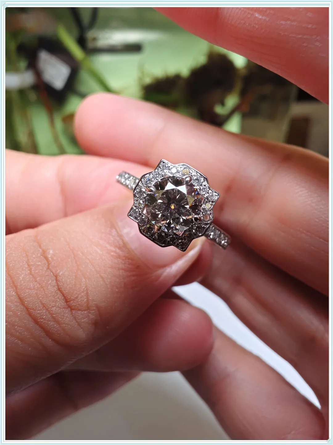 Кольцо из белого золота с бриллиантом 1 карат