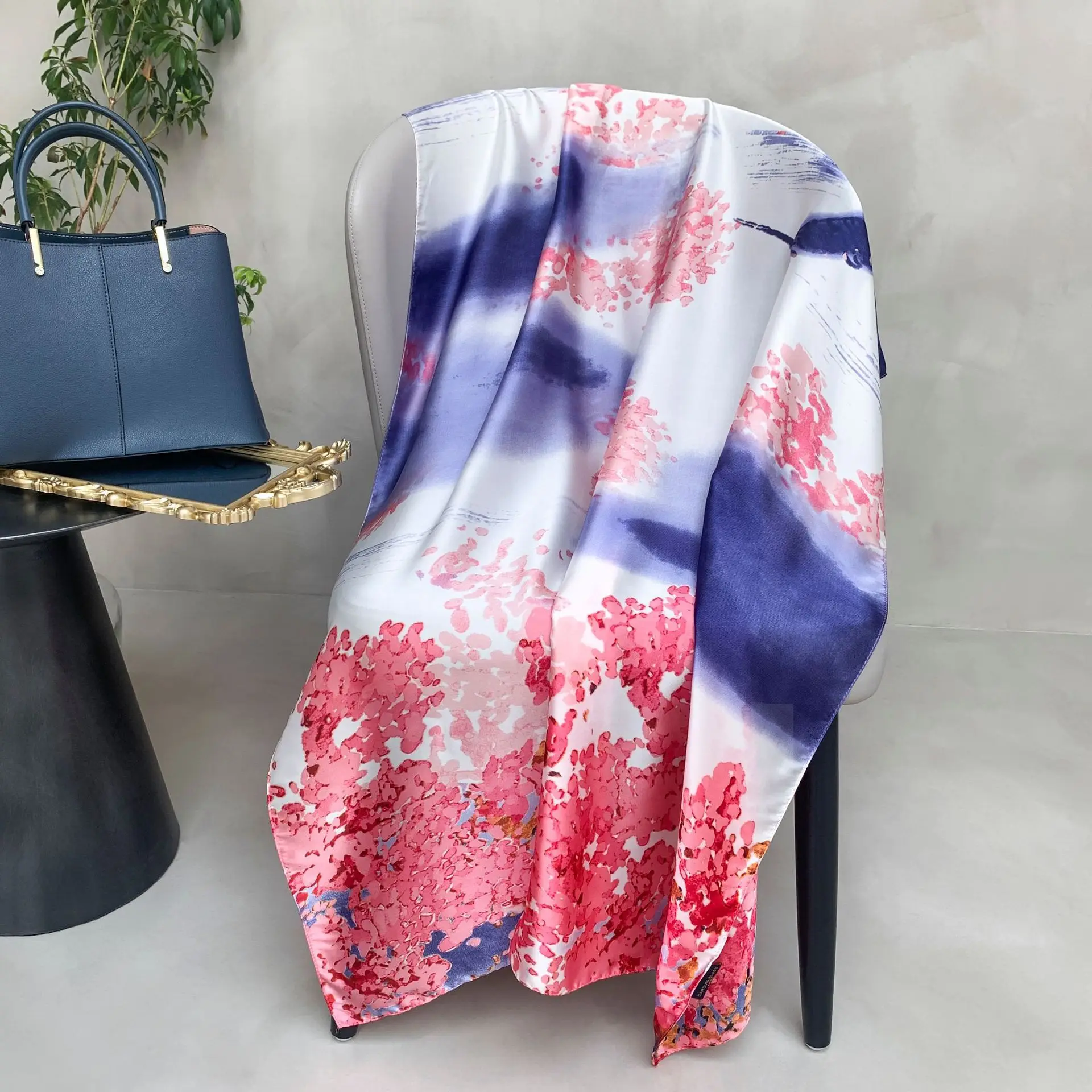 Рисунок 4 - Женский шелковый шарф с цветочным принтом