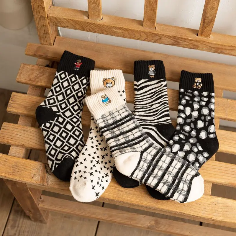 

Autumn and Winter New 2021 Black and White Thickened Warm Cute Bear Embroidered Terry Socks Thick Socks