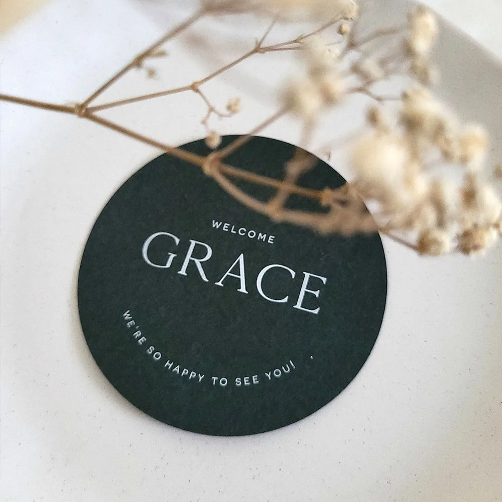 

Персонализированные круглые карточки с именем гостя