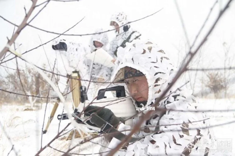 Камуфляжный костюм для охоты с объемным изображением камуфляжной сетки разных