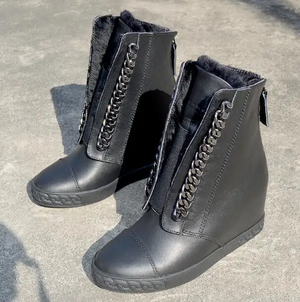 

Женские ботильоны на танкетке 8 см, зимние черные ботильоны из натуральной кожи с круглым носком и цепочкой, теплые кроссовки с толстым мехом, увеличивающие рост