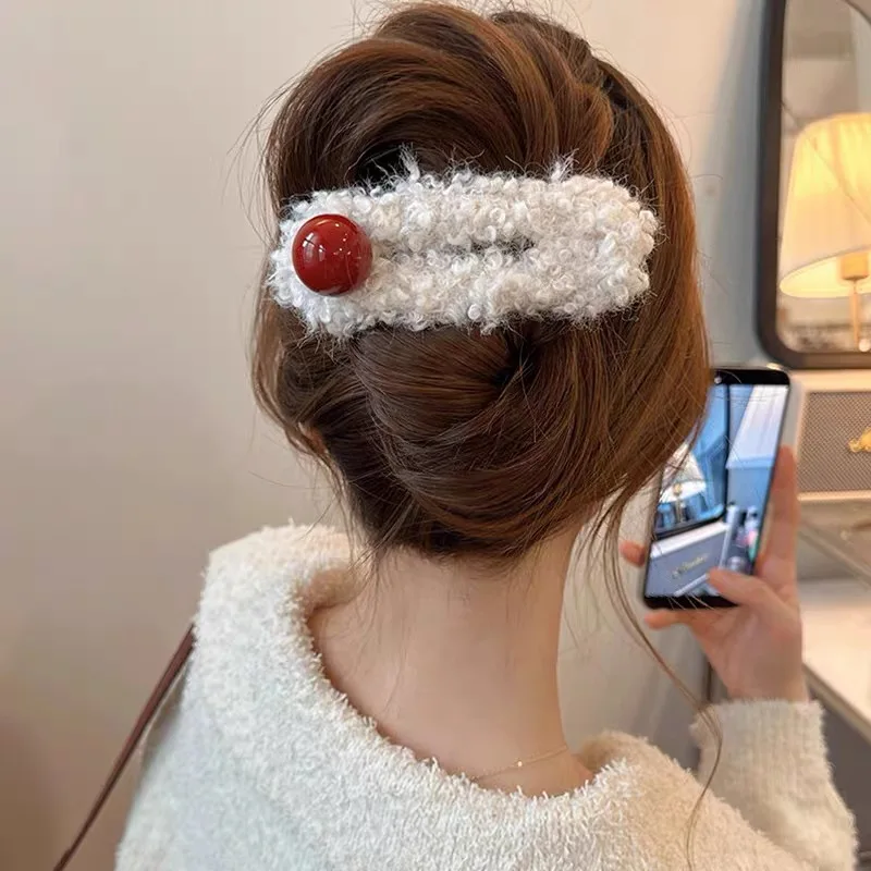 Плюшевая заколка в виде утконоса красная новогодняя для волос с хвостиком