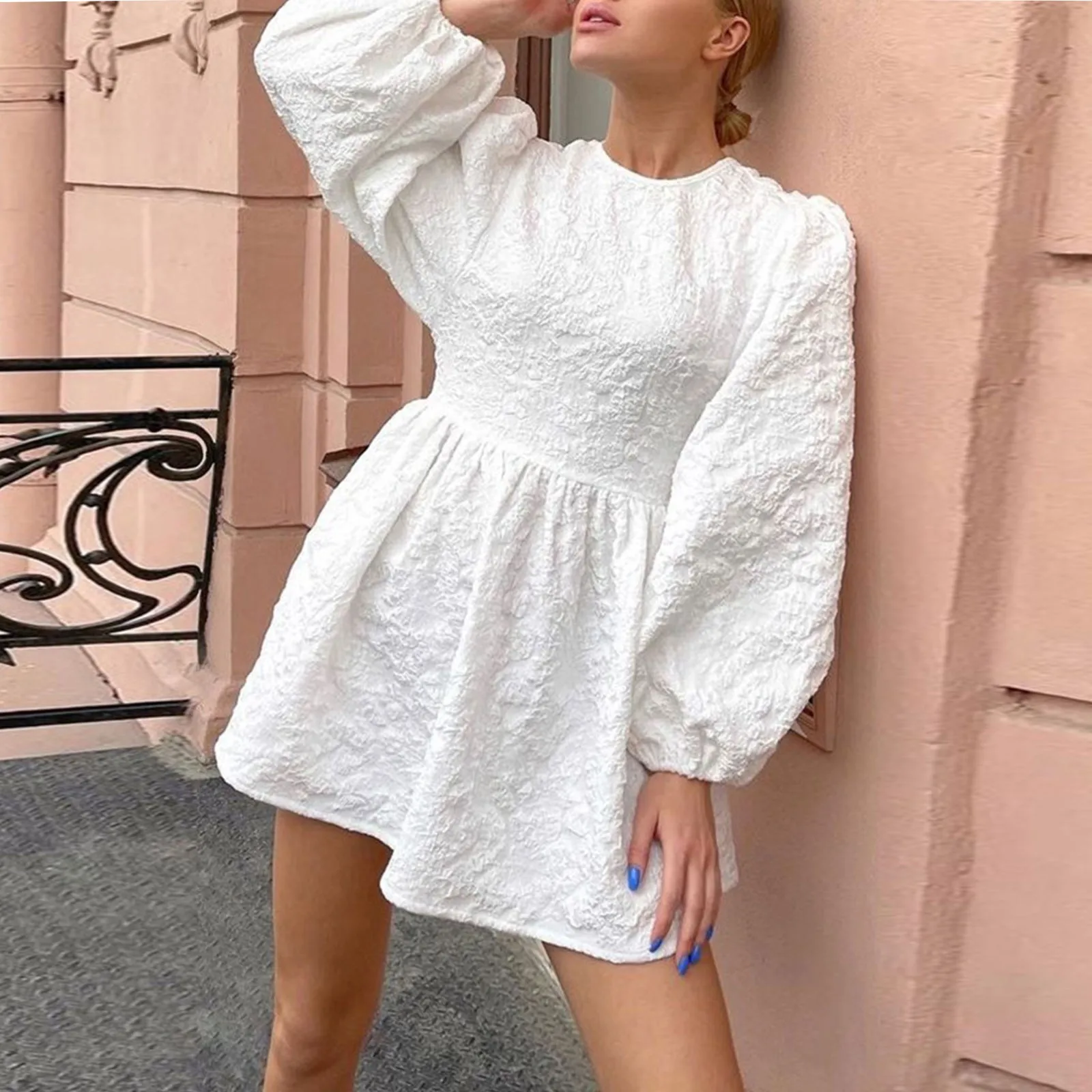 

Женское мини-платье с лямкой на шее, с круглым вырезом и пышными рукавами