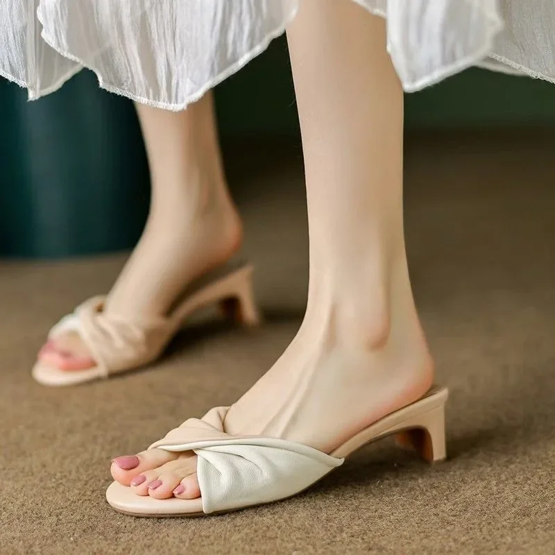 Женские тапочки и женские босоножки шлепанцы на каблуке с бантом обувь в