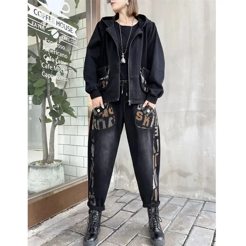 Комплект из двух предметов женский джинсовой куртки с принтом и джинсов