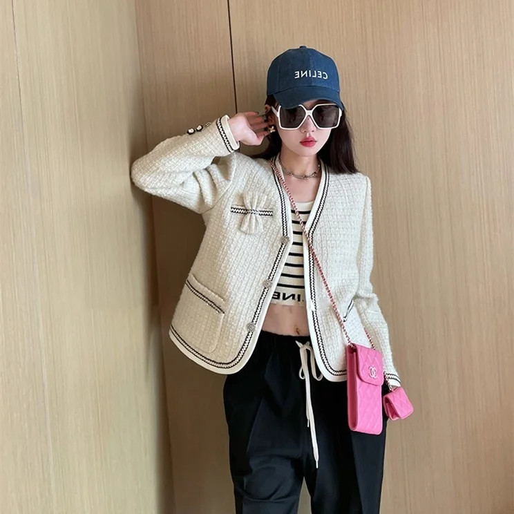 

Xiaojingjia в том же французском нишевом дизайне белое маленькое ароматное пальто для женского топа с ярким и знакомым темпераментом