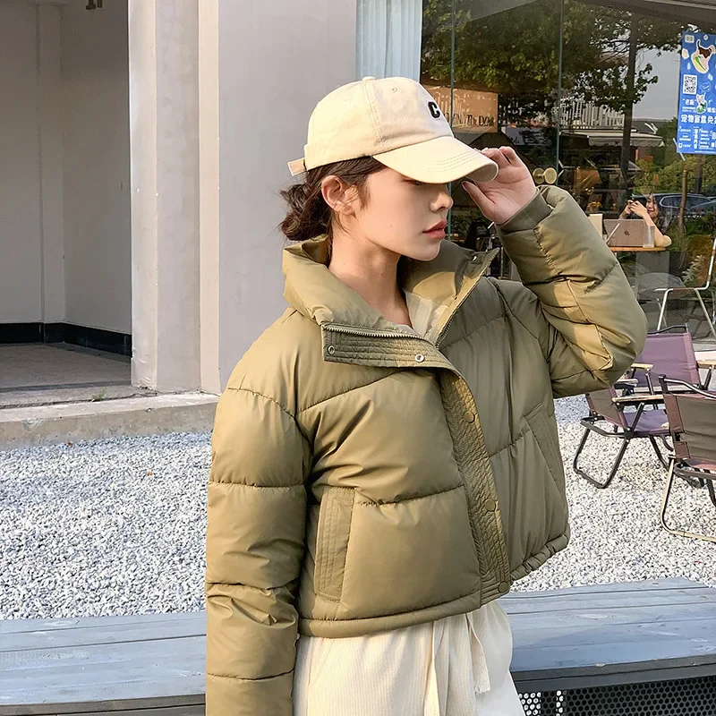 Укороченная женская куртка с воротником-стойкой и хлопковой подкладкой