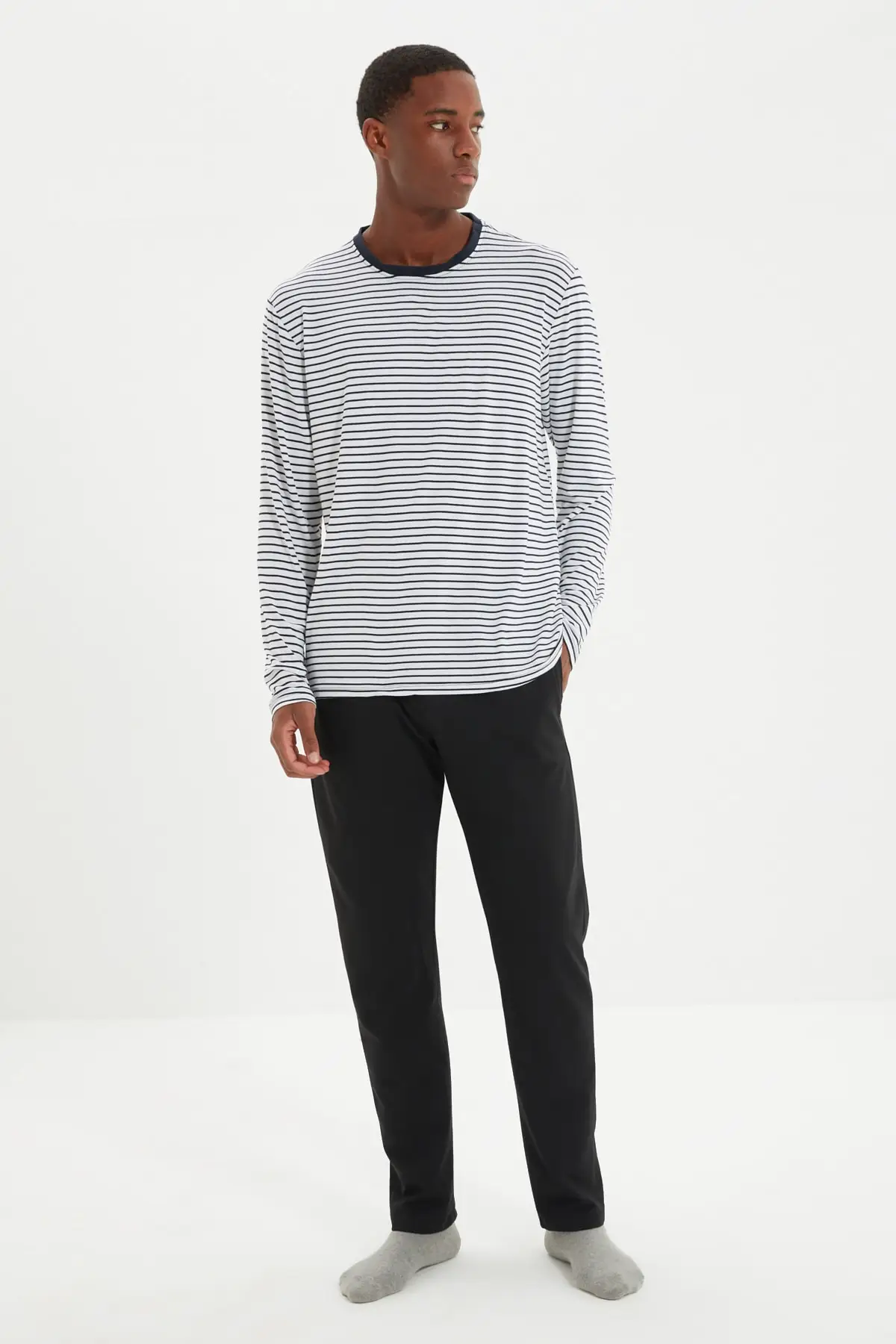 

Trendyol Men 'S Regular Fit Striped Pajamas set TMNAW22PT0504